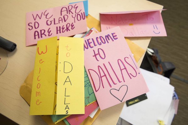 Dallas Citizens made signs and cards to welcome new refugees. Image Courtesy of twitter.com/theIRC.