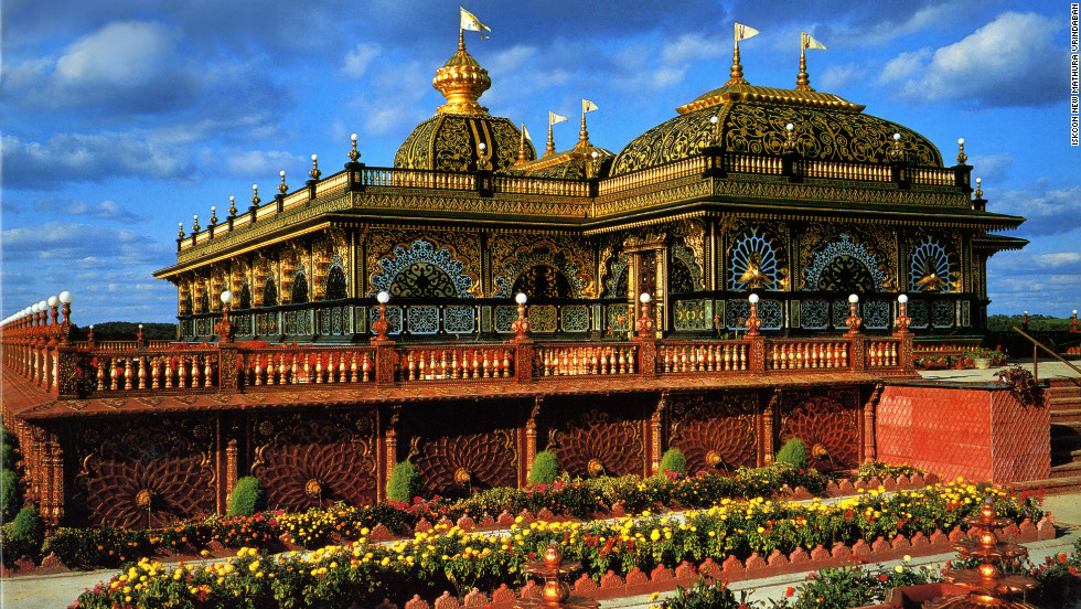 Palace of Gold, West Virginia. Image Courtesy of cnn.com.